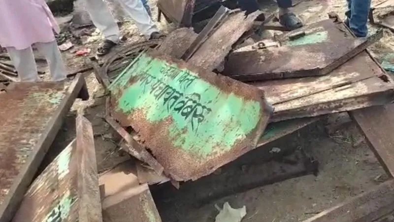 Banda News : सपा चेयरमैन के बेटे ने बिना नीलामी पंचायत का 11 हजार रुपये में बेच दिया कबाड़, मुकदमा दर्ज 