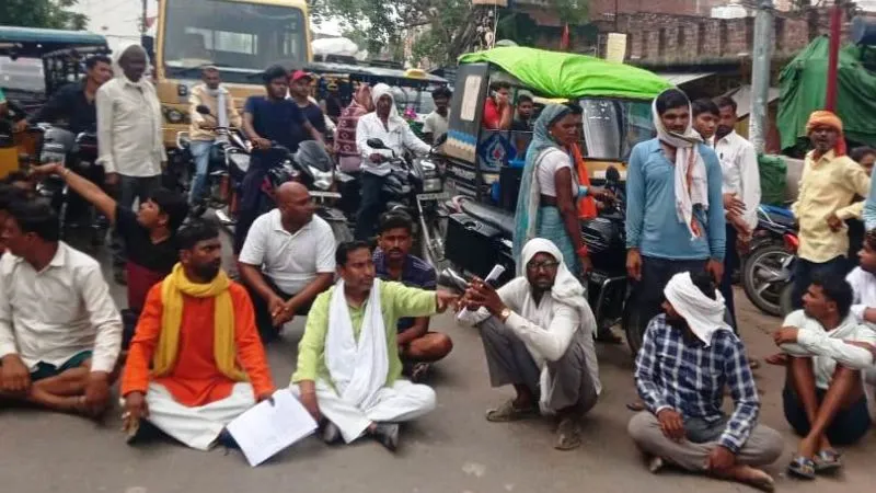 Banda: बिजली कटौती के विरोध में किसानों ने नेशनल हाईवे पर लगाया जाम, विभागीय अधिकारियों के खिलाफ की नारेबाजी