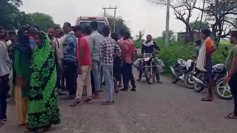 Banda News : फॉल्ट ठीक करते वक्त आपूर्ति चालू करने से लाइनमैन की करंट से मौत, परिजनों में मचा कोहराम