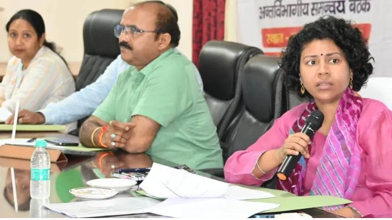 Banda: गैरहाजिर चार नर्सों को निलंबित करने के DM ने दिए निर्देश, आरोग्य समितियों के गठन में लेटलतीफी पर जताई नाराजगी