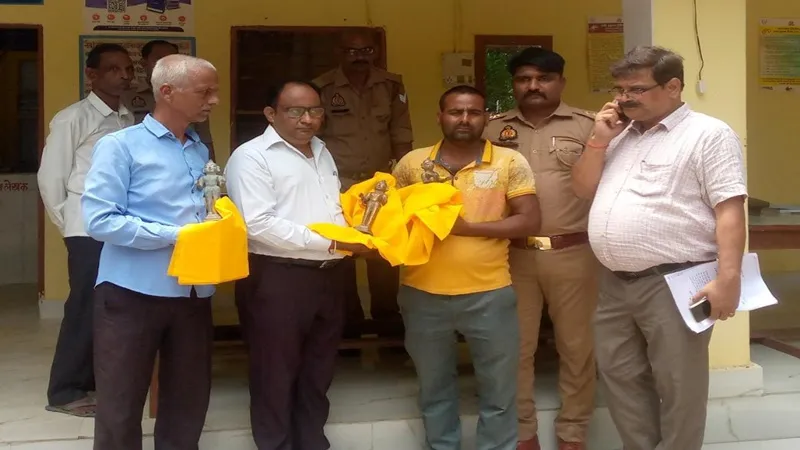 बाराबंकी: ठाकुरद्वारा प्रबंध तंत्र को सौंपी गई बरामद रामलक्ष्मण-सीता की मूर्तियां