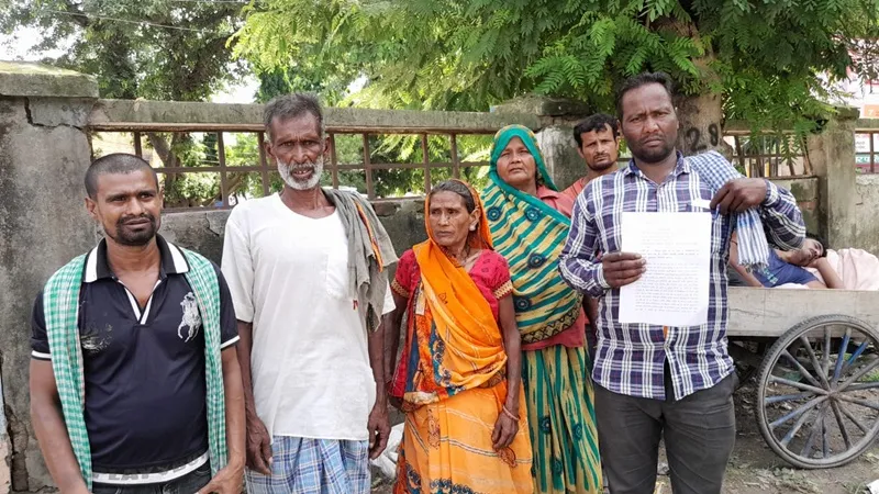 बहराइच: प्रशासन के उदासीनता को लेकर चार दिनों से कलेक्ट्रेट में धरने पर बैठा परिवार, जानें वजह