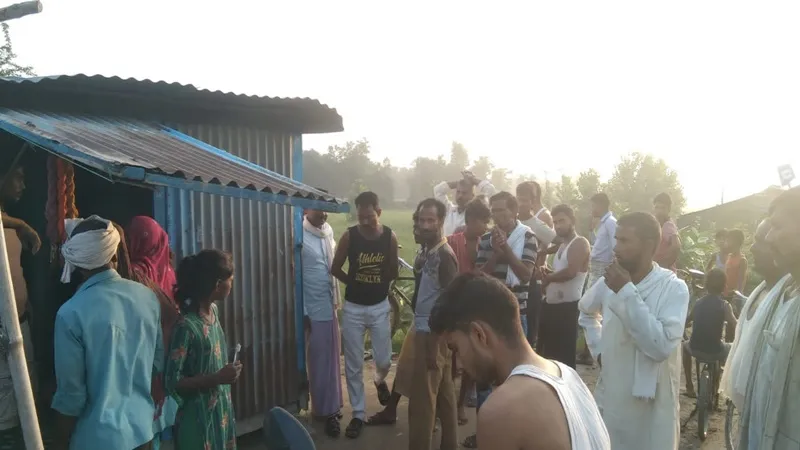 बहराइच: दुकानों का ताला काटकर हजारों की चोरी, खंडहर में बिखरा मिला सामान