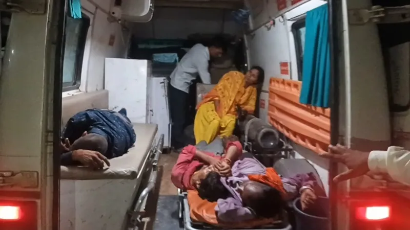 बहराइच: धरने पर बैठे चार कर्मचारियों की हालत बिगड़ी, अस्पताल में कराए गए भर्ती