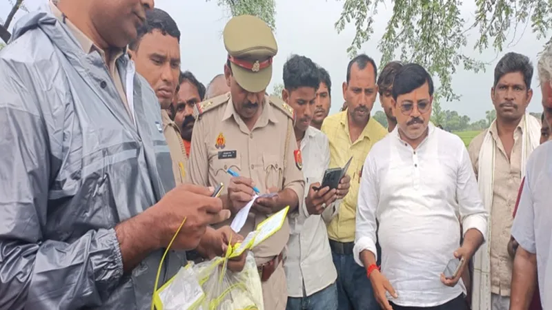 बहराइच: बाइक सवार कैटर्स की ट्रैक्टर से कुचलकर मौत, बाल-बाल बचा भाई