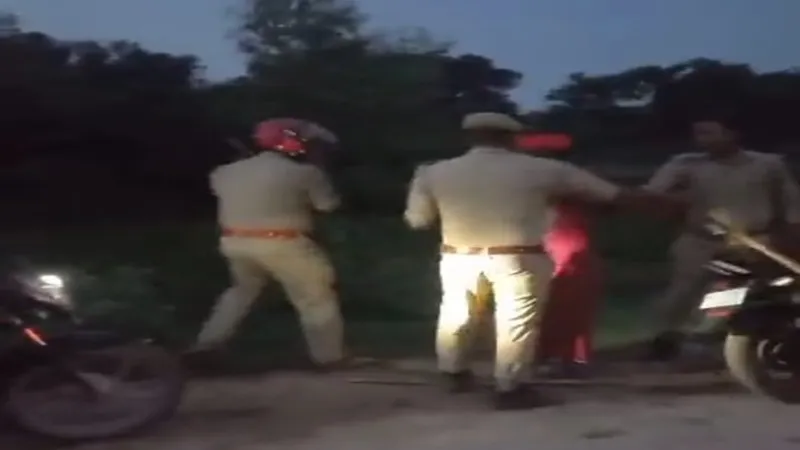 बहराइच: जान चली जायेगी, लेकिन पुलिस की गाड़ी पर नहीं बैठेंगे, एसआई ने पुजारी को बीच सड़क पर लाठियों से पीटा, देखें Video