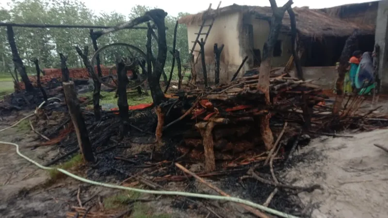 बहराइच: झोपड़ी में मच्छर भगाने के लिए सुलगाया था धुआं, फूस के मकान में लगी आग, मां-बेटे झुलसे