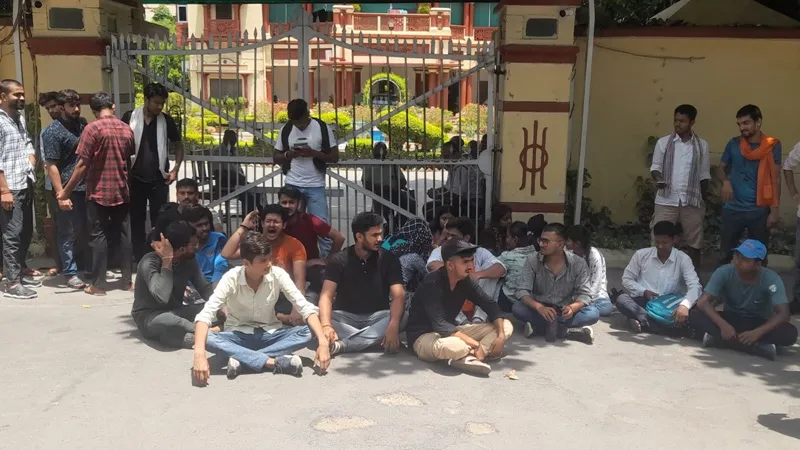 वाराणसी: कुलपति आवास के पास धरने पर बैठे B. Voc के छात्र, जानें वजह