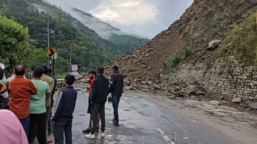 Badrinath Highway: मलबा आने से अवरुद्ध मार्ग को आवाजाही के लिए खोला, अभी भी पत्थर छिटकने की आहट