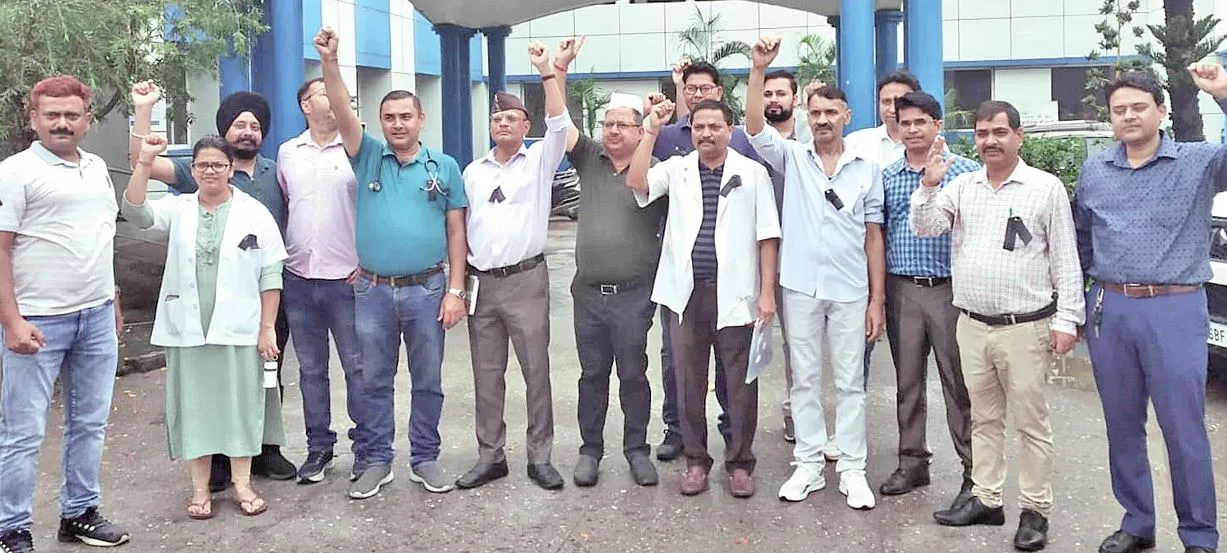 Rudrapur News: चमोली में डॉक्टर पर हमले के विराध में प्रदर्शन, काले फीते बांधकर की गिरफ्तारी की मांग