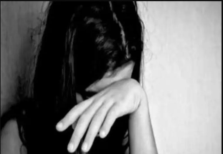 पीलीभीत:  शोहदा बोला- शादी कर वरना तेजाब डालकर बिगाड़ दूंगा चेहरा, घर में घुसकर दुष्कर्म की कोशिश 