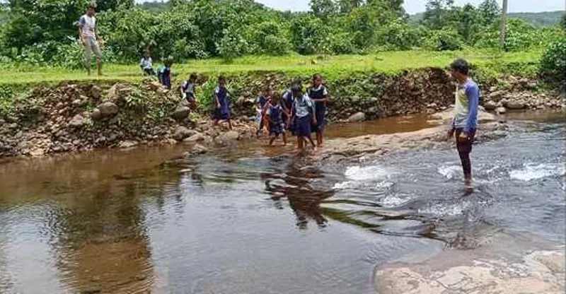 गरमपानी: नदी की लहरों से लड़कर विद्यालयी शिक्षा ले रहे नौनिहाल