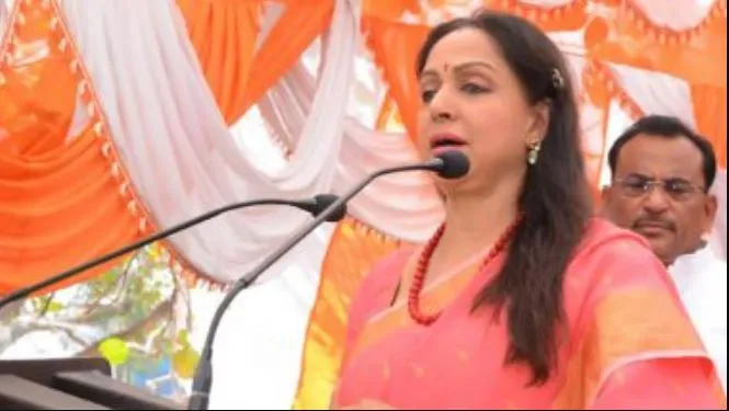 मथुरा: हेमा मालिनी ने बरसाना के आजनोख में की अक्षय पात्र की शुरुआत, सात हजार बच्चों मिलेगा भोजन