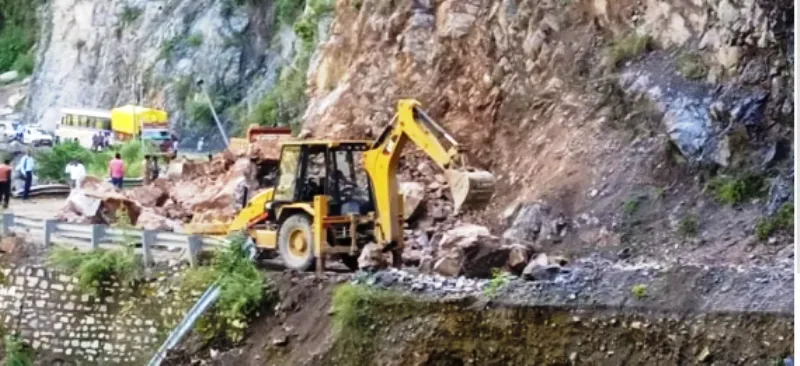 चमोली: बदरीनाथ हाईवे पर कार पर गिरा बोल्डर एक घायल