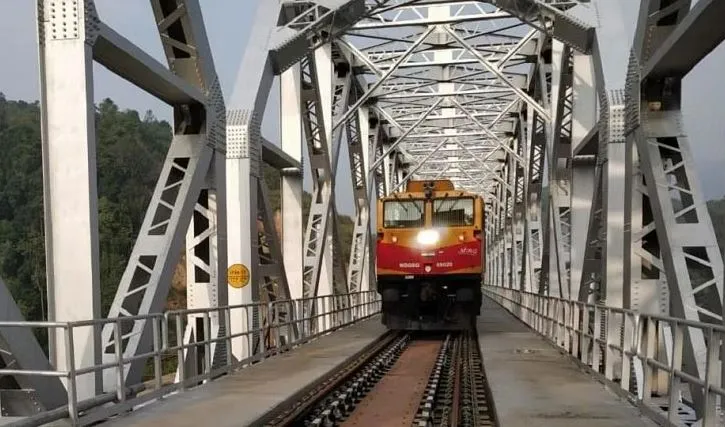 मणिपुर के लिए मालगाड़ी को गुवाहाटी से हरी झंडी दिखा किया रवाना