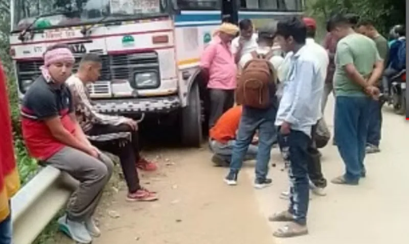 अल्मोड़ा-पिथौरागढ़ हाईवे पर रोडवेज बस का स्टेयरिंग फेल, चालक की सूझबूझ से बची यात्रियों की जान