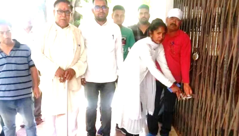 अल्मोड़ा:  ब्लॉक प्रमुख ने सहयोग न करने की बात कह ब्लॉक कार्यालय में कर दी तालाबंदी