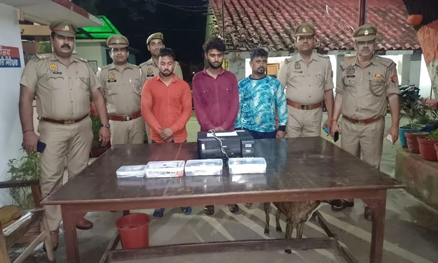 बरेली: एसओजी और पुलिस ने नकटी नोट छापने वाला गिरोह पकड़ा, नोटों के साथ प्रिंटर और मोबाइल बरामद