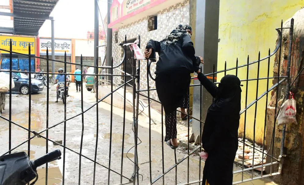 बरेली: ऐ गरीब जनता... तेरी किसी को क्या परवाह, सेतु निगम ने अचानक बंद कर दिया जिला अस्पताल का मुख्य रास्ता