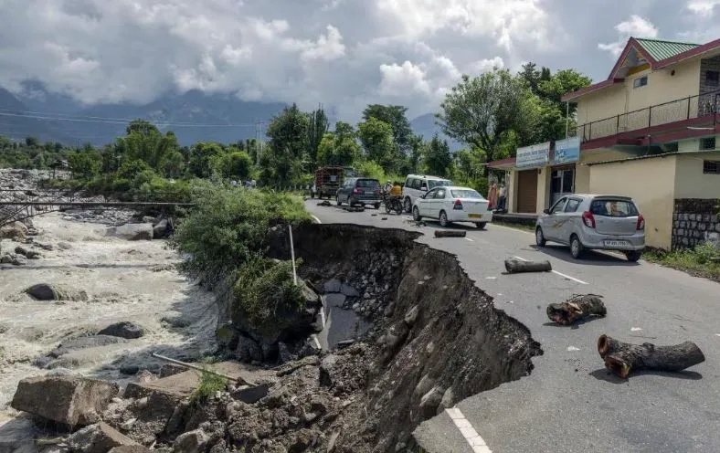 हिमाचल प्रदेश: लगातार बारिश से हवाई, रेल और सड़क संपर्क टूटा, मृतकों की संख्या हुई 55