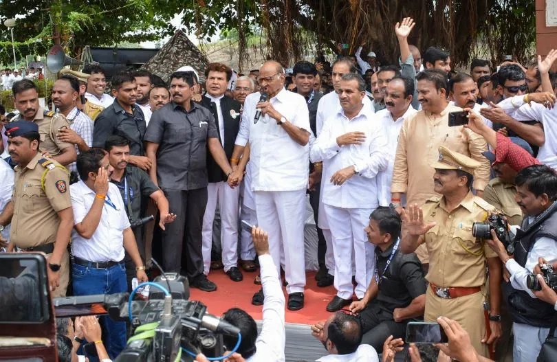 राकांपा में टूट: शरद पवार के कार्यक्रम में शामिल हुए पार्टी के विधायक अजित खेमे में शामिल