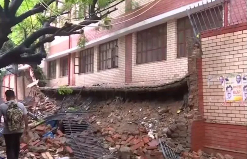 दिल्ली: भारी बारिश के कारण दीवार ढहा, पार्किंग कर्मी की मौत, दुकानदार घायल