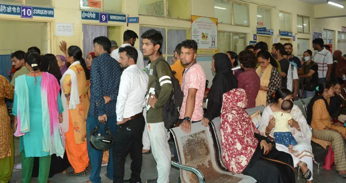 Haldwani News: मौसम में बदलाव से बीमार हो रहे लोग, सोमवार को एसटीएच की ओपीडी में पहुंचे 1,719 रोगी