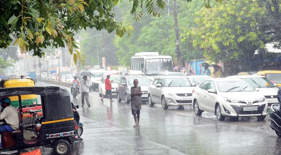 Uttarakhand Rain Alert: मैदान से पहाड़ तक बारिश का कहर, कहीं मार्ग बंद, तो कहीं मकानों को खतरा उत्पन्न