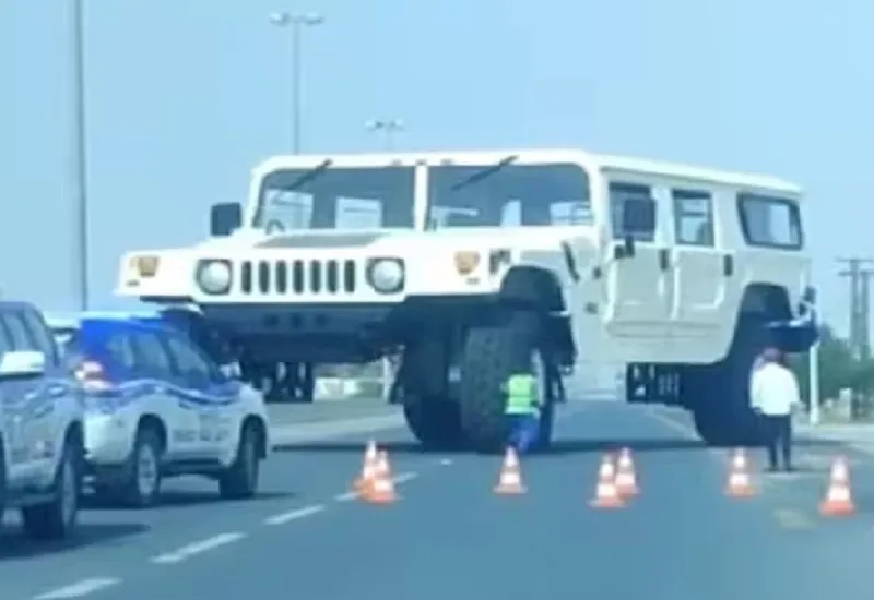 VIDEO : दुबई के 'रेनबो शेख' के पास है दुनिया की सबसे बड़ी Hummer, आप भी देखकर रह जाएंगे दंग
