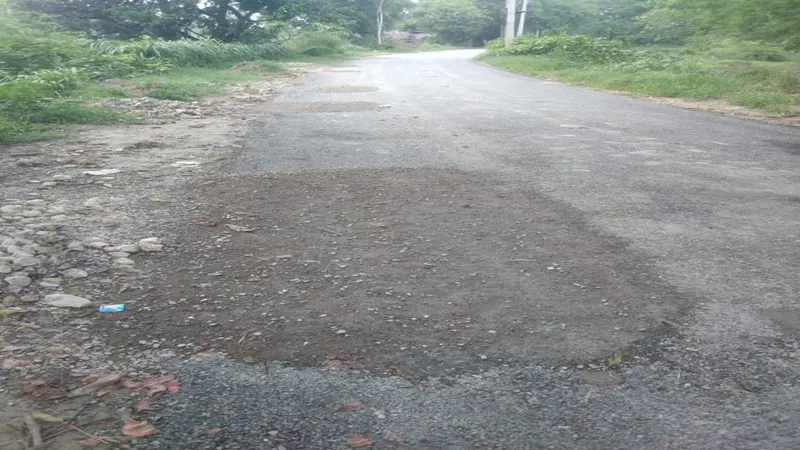 अयोध्या: साहब देखिए क्या हाल है पीएम सड़क का, उच्च स्तरीय जांच करवा दोषियों के खिलाफ हो कार्रवाई