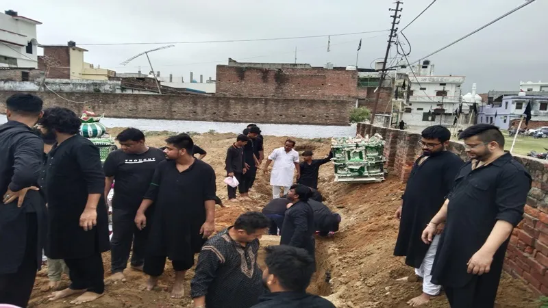 अयोध्या: या हुसैन अलविदा की सदाओं के साथ सुपुर्द ए खाक किए जा रहे ताजिए