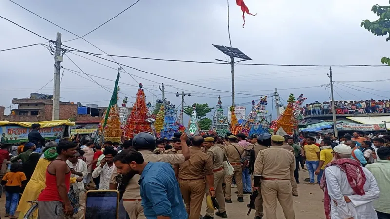 बहराइच: घर में अज्ञात ने लगाई आग तो मुस्लिम समुदाय के लोगों ने ताजिया रखकर जताया विरोध