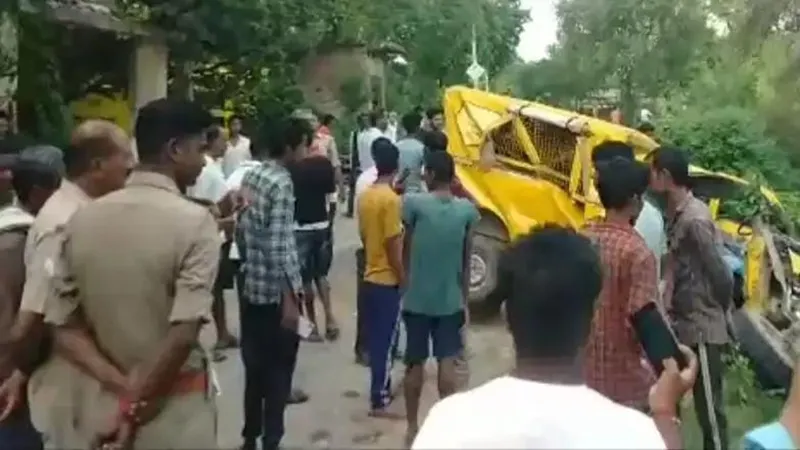 प्रतापगढ़: बच्चों से भरी मैजिक में पिकअप ने मारी टक्कर, एक छात्रा की मौत 