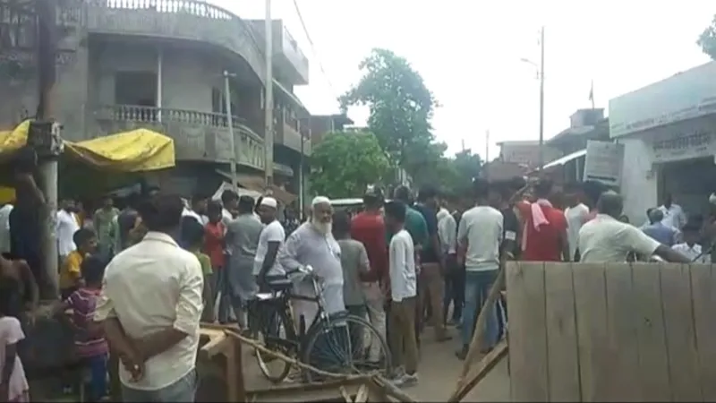 बाराबंकी: हाईटेंशन लाइन की चपेट में आने से झुलसी किशोरी, गुस्साए लोगों ने जाम की सड़क