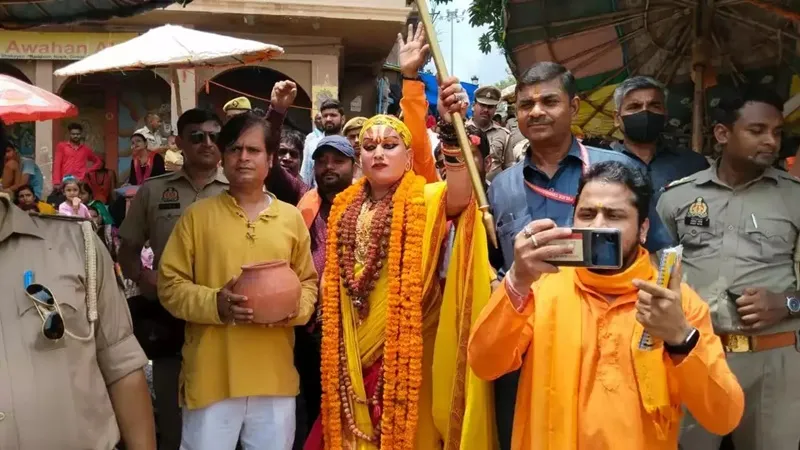 वाराणसी: ज्ञानवापी के बाहर किन्नर महामंडलेश्वर का तांडव, खुद पर किया जलाभिषेक, जानें पूरा मामला