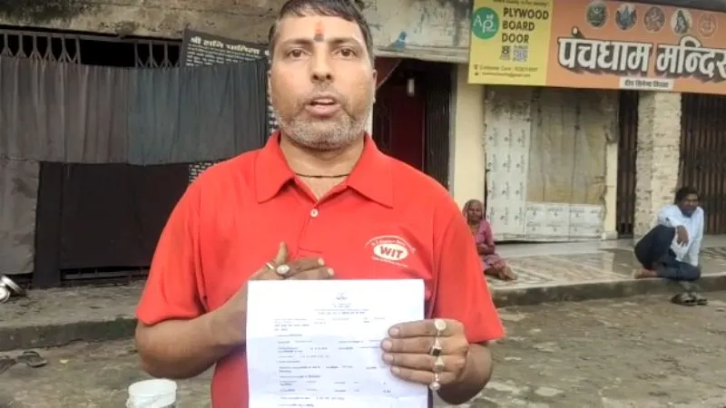 Kanpur में अजब-गजब मामला आया सामने, मंदिर से चप्पल गायब होने पर दर्ज कराई रिपोर्ट, पीड़ित ने पुलिस से किया अनुरोध
