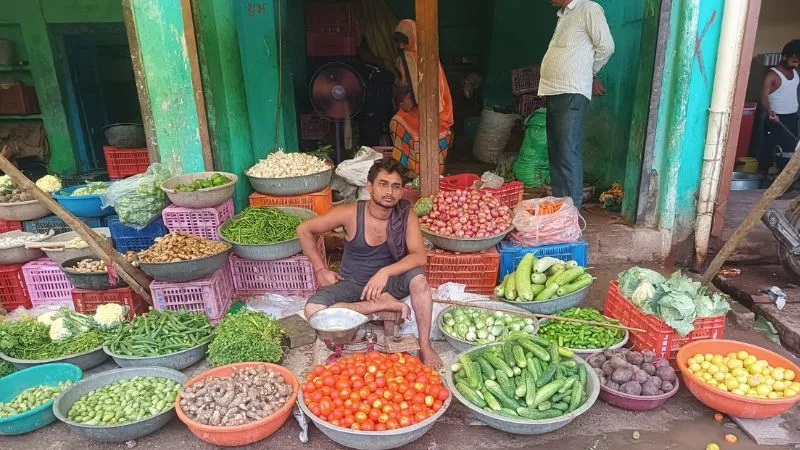 Chitrakoot: रोजबरोज बढ़ रही कीमतों से घर चलाना हो रहा मुश्किल, महंगाई से 'लाल' हो रहा टमाटर, गृहणियों के माथे पर बल