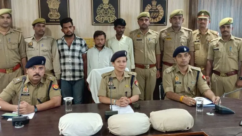 Chitrakoot News: तस्करी के आरोप में तीन गिरफ्तार, एक क्विंटल गांजा बरामद, पुलिस और एसटीएफ ने की कार्रवाई