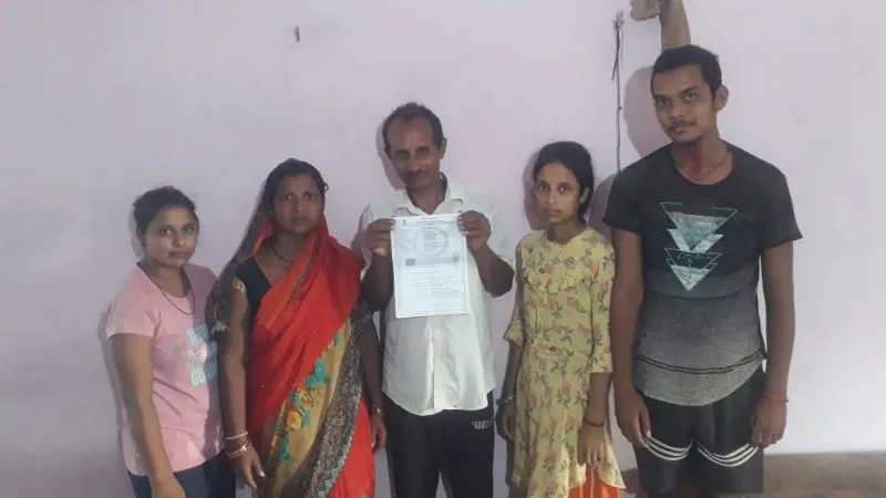 कौशांबी से चित्रकूट सपरिवार रहने आया एक 'मृतक', जिंदा घोषित होने के लिए खा रहा ठोकरें, जानें- पूरा मामला