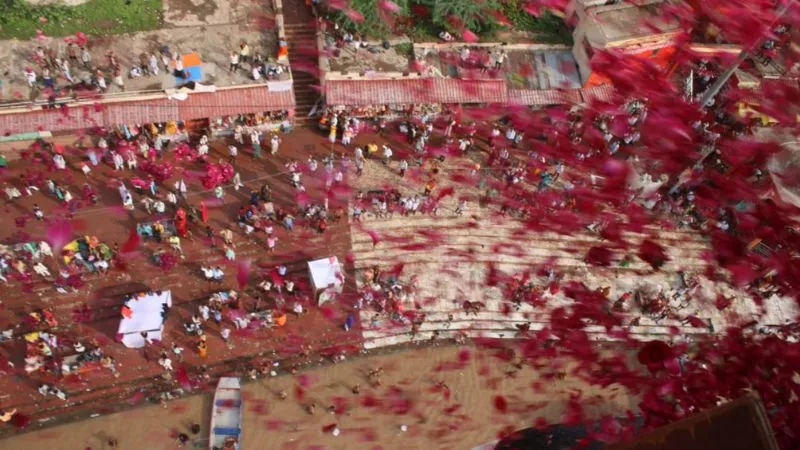 Chitrakoot : तीर्थक्षेत्र में श्रद्धालुओं पर विमान से बरसाए गए फूल, पहली बार सोमवती अमावस्या पर हुई पुष्पवर्षा
