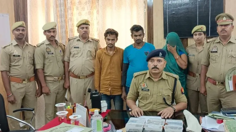 Chitrakoot News : चोरी का खुलासा, लाखों के जेवरात और नकदी भी बरामद, एक महिला सहित तीन आरोपी गिरफ्तार
