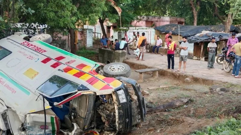 Chitrakoot: गिट्टी लदे ट्रक ने झोपड़ी में सो रहे युवक को कुचल डाला, एंबुलेंस भी टक्कर से क्षतिग्रस्त, बाल-बाल बचा चालक