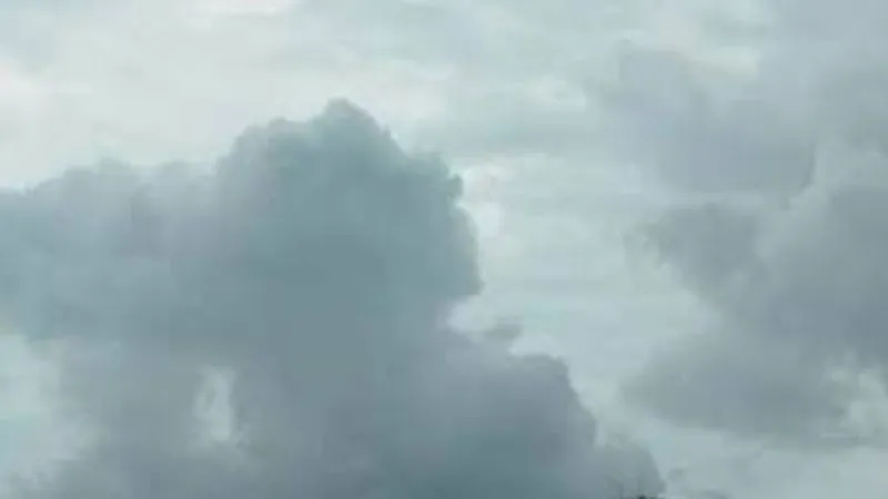 Kanpur Weather Today : रात में बारिश और सुबह निकली धूप, उमस से लोग हुए परेशान, हवाओं का बदलता रहा रुख
