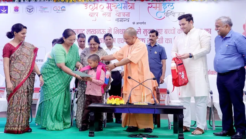 CM Yogi ने 101 बच्चों को दी शैक्षणिक किट, कहा- भीख मांगने वाले बच्चों के हाथ में अब है किताब-पेंसिल