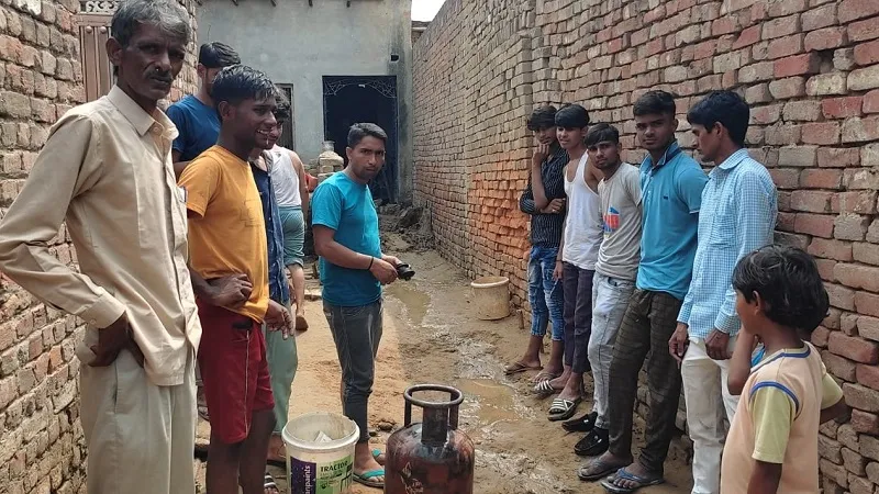 संभल: खाना बनाते समय सिलेंडर में लगी आग, ग्रामीण झुलसा