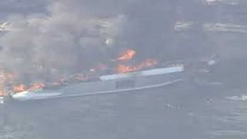 जापान में नाव के इंजन में लगी आग, 10 लोगों को बचाया 