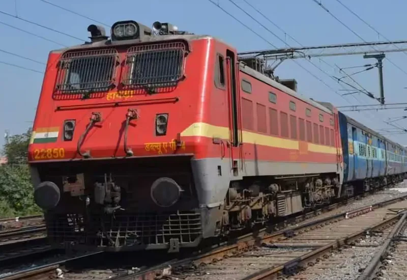 रेलवे ट्रैक पानी में डूबने के कारण मुरादाबाद मंडल की 7 ट्रेनें रद्द, कई गाड़ियों का बदला गया रूट