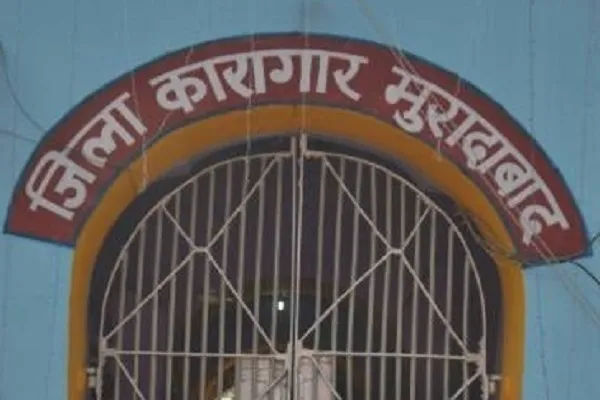 मुरादाबाद : जेल अधीक्षक बंदियों के सोने के लिए बैरकों में डलवा रहे स्लैब, भीड़ अधिक होने से उठना-बैठना हो रहा है कठिन 