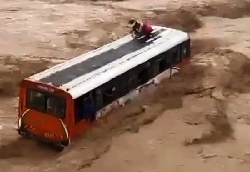 VIDEO : नदी के तेज बहाव में फंस गई बस, यात्रियों में मची चीख-पुकार...किया जा रहा है रेस्क्यू 