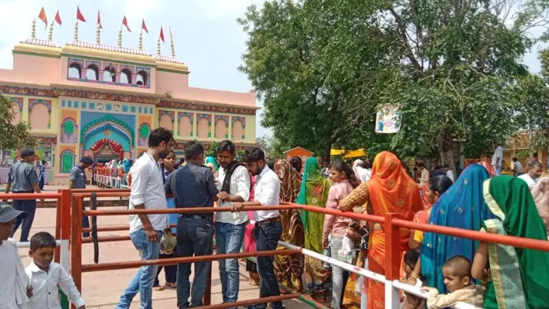  Sawan 2023 : Auraiya में सावन के तीसरे सोमवार को शिव मंदिरों में उमड़े भक्त, गूंजे बम-बम भोले के जयकारे 